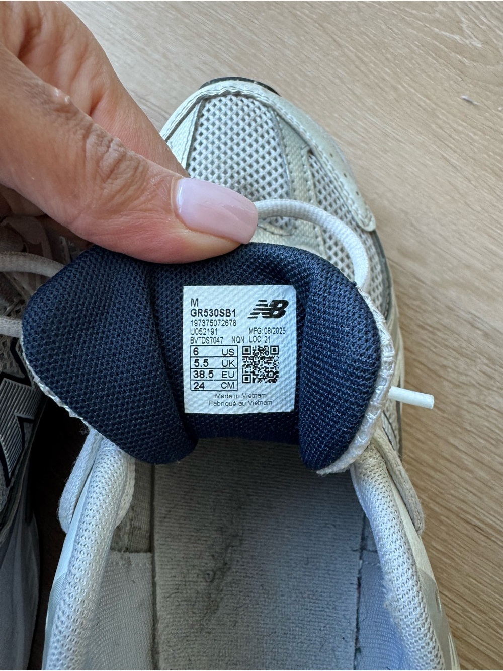New Balance Men’s 6 woman’s 8 White and Gray 530 Athletic Sneakers - Picture 5 of 5
